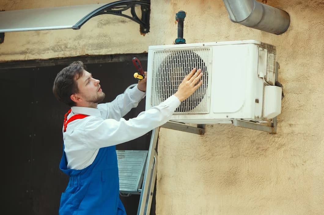 HVAC технік робочий конденсатор частково конденсаторний блок чоловік робочий ремонтник уніформа ремонт регулювання системи кондиціювання діагностика шукаю технічні проблеми